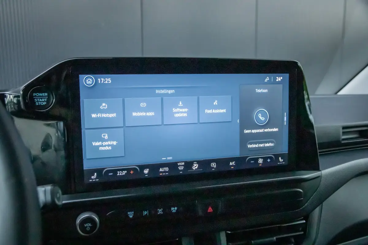 320 2.0 TDCI L2H1 Limited Dealer onderhouden | Achteruitrijcamera | Apple Carplay en Android auto | Treeplanken |