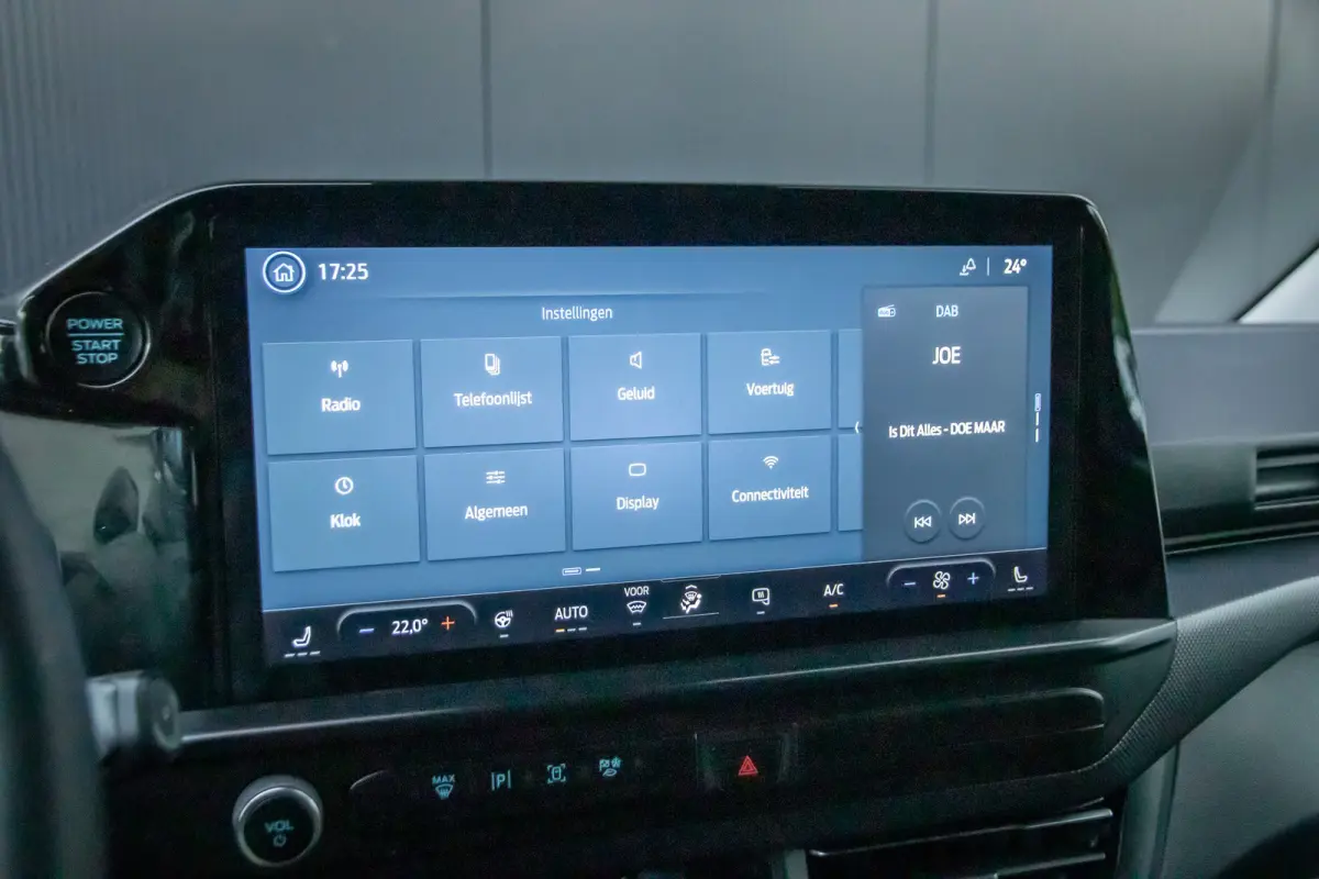 320 2.0 TDCI L2H1 Limited Dealer onderhouden | Achteruitrijcamera | Apple Carplay en Android auto | Treeplanken |