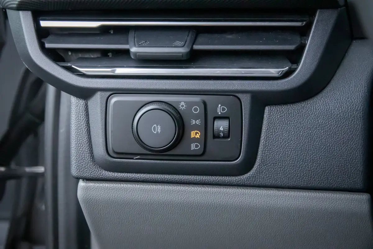 320 2.0 TDCI L2H1 Limited Dealer onderhouden | Achteruitrijcamera | Apple Carplay en Android auto | Treeplanken |