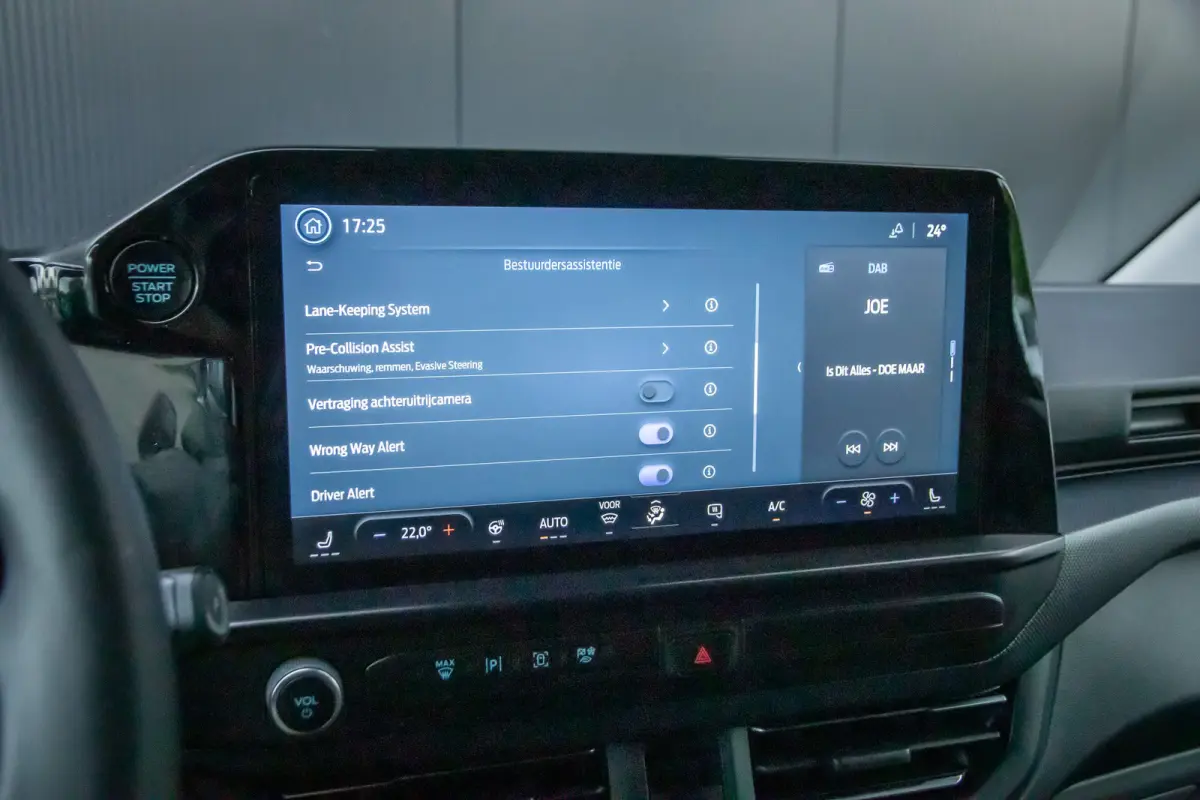 320 2.0 TDCI L2H1 Limited Dealer onderhouden | Achteruitrijcamera | Apple Carplay en Android auto | Treeplanken |