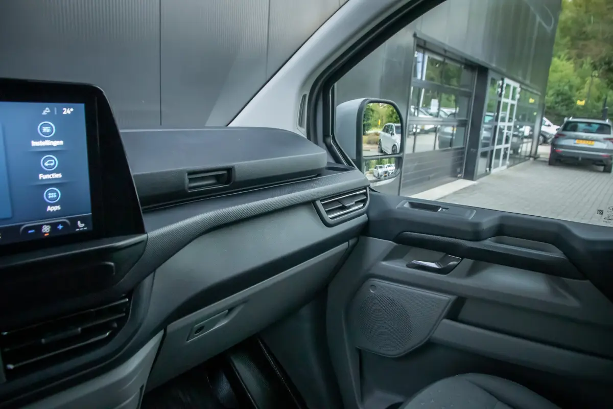 320 2.0 TDCI L2H1 Limited Dealer onderhouden | Achteruitrijcamera | Apple Carplay en Android auto | Treeplanken |