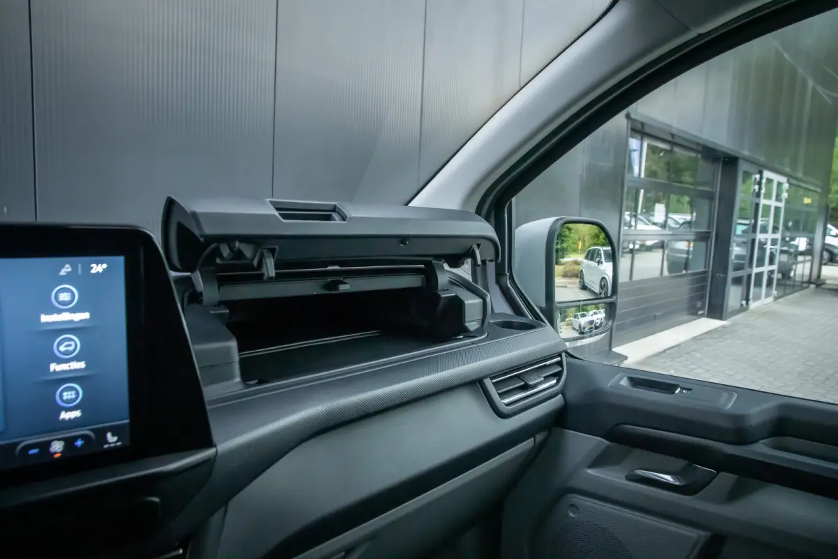 320 2.0 TDCI L2H1 Limited Dealer onderhouden | Achteruitrijcamera | Apple Carplay en Android auto | Treeplanken |