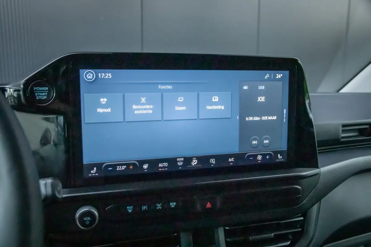 320 2.0 TDCI L2H1 Limited Dealer onderhouden | Achteruitrijcamera | Apple Carplay en Android auto | Treeplanken |