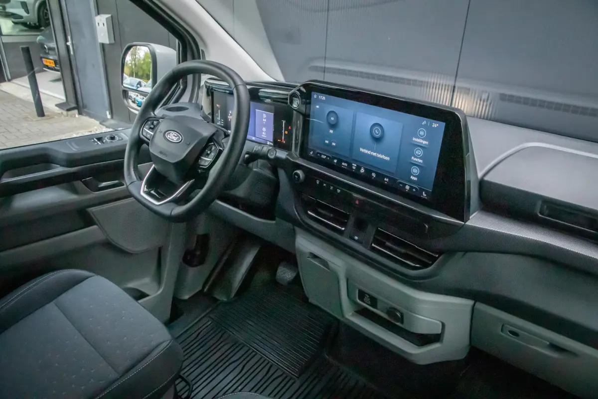 320 2.0 TDCI L2H1 Limited Dealer onderhouden | Achteruitrijcamera | Apple Carplay en Android auto | Treeplanken |