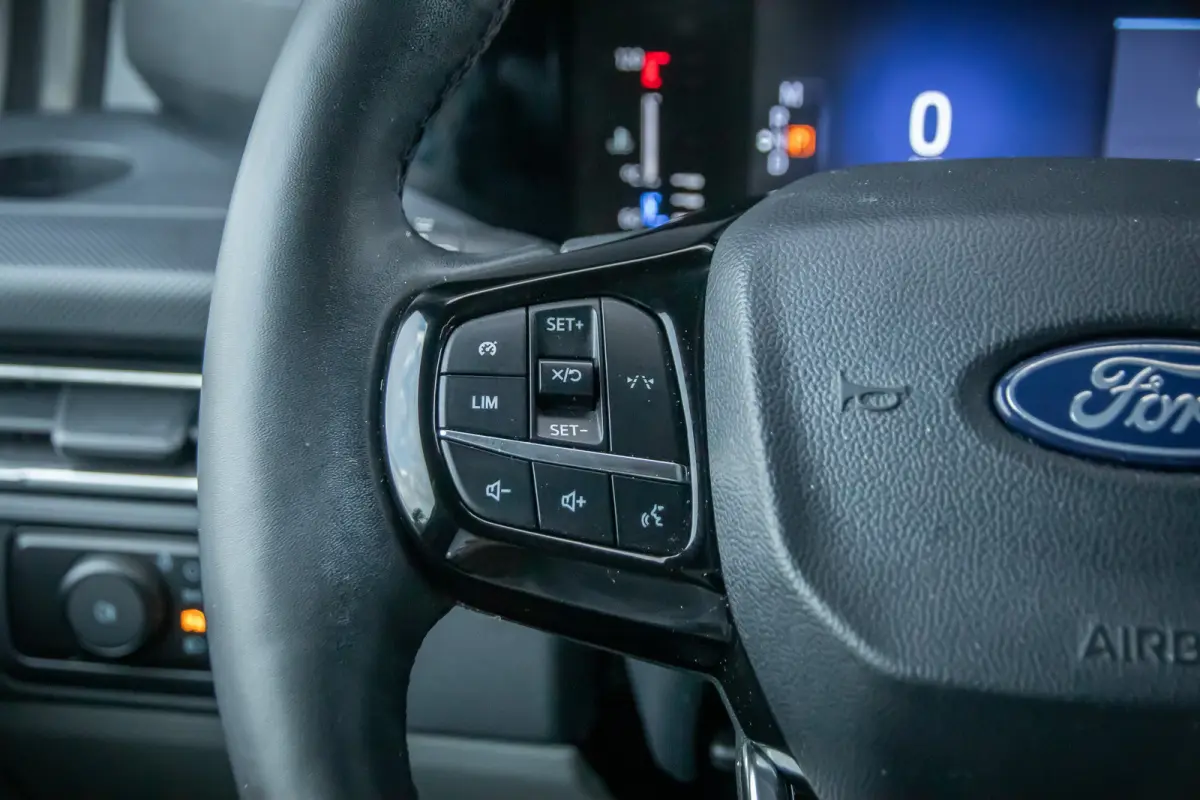 320 2.0 TDCI L2H1 Limited Dealer onderhouden | Achteruitrijcamera | Apple Carplay en Android auto | Treeplanken |