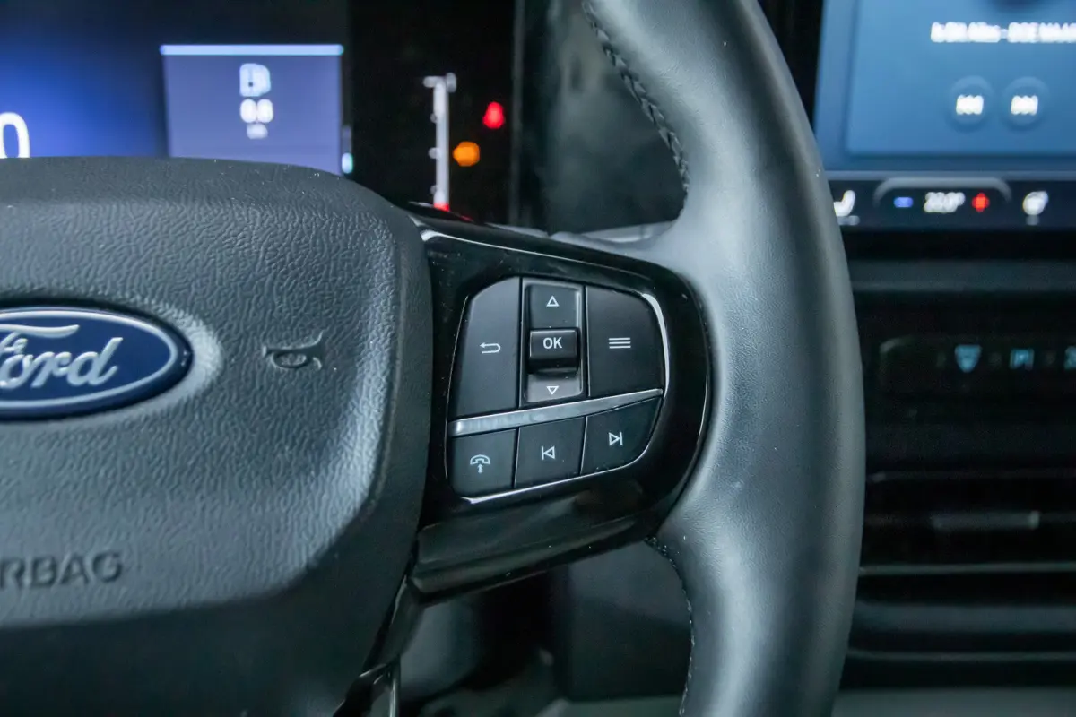 320 2.0 TDCI L2H1 Limited Dealer onderhouden | Achteruitrijcamera | Apple Carplay en Android auto | Treeplanken |