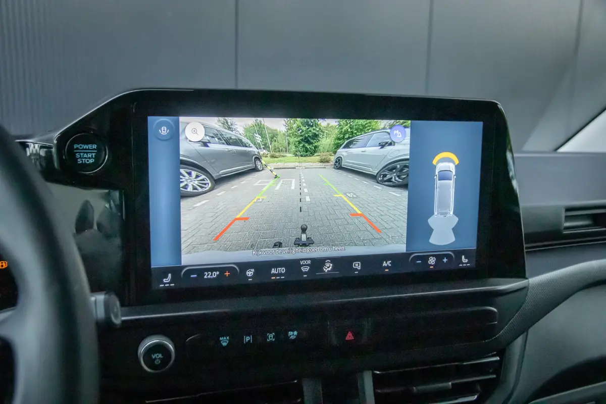 320 2.0 TDCI L2H1 Limited Dealer onderhouden | Achteruitrijcamera | Apple Carplay en Android auto | Treeplanken |