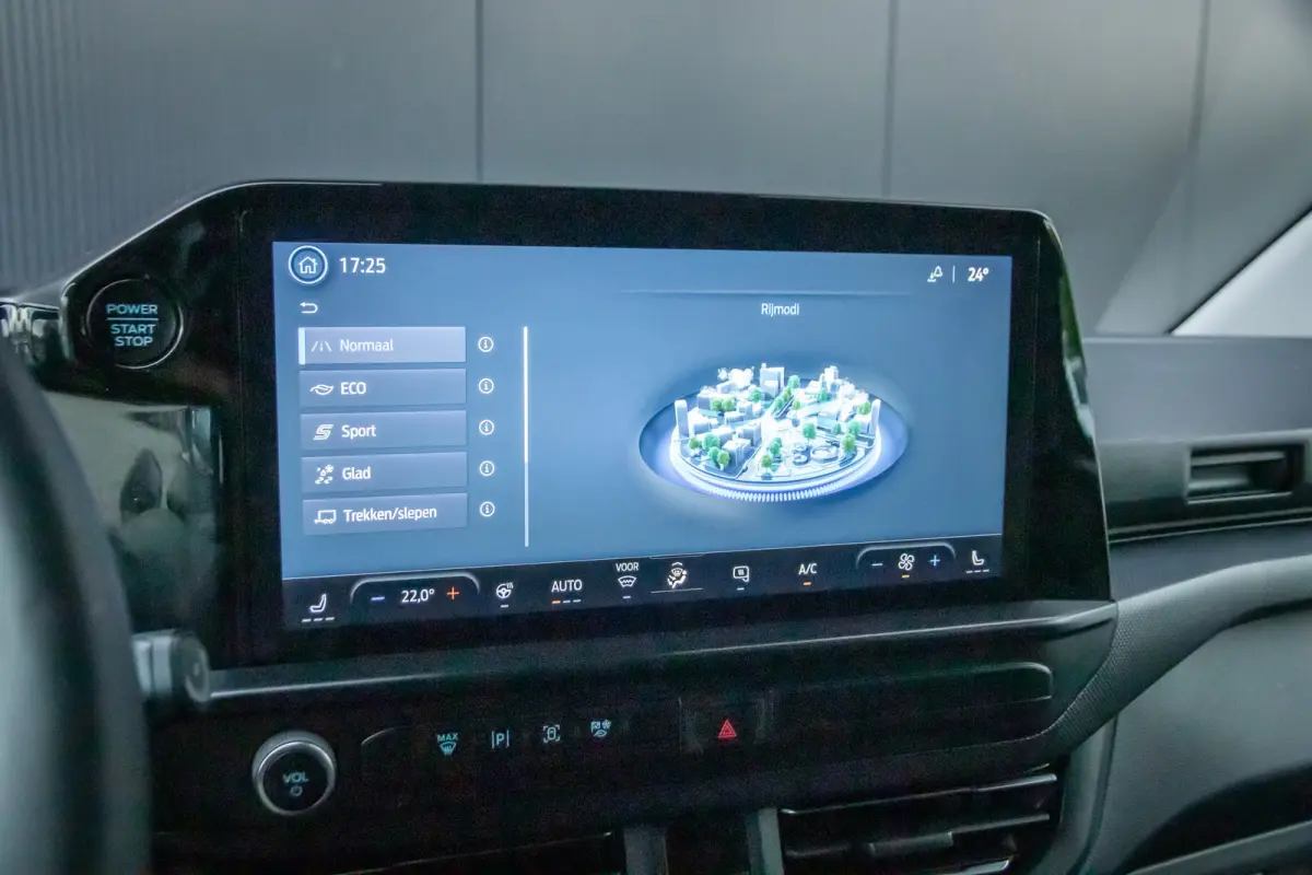 320 2.0 TDCI L2H1 Limited Dealer onderhouden | Achteruitrijcamera | Apple Carplay en Android auto | Treeplanken |
