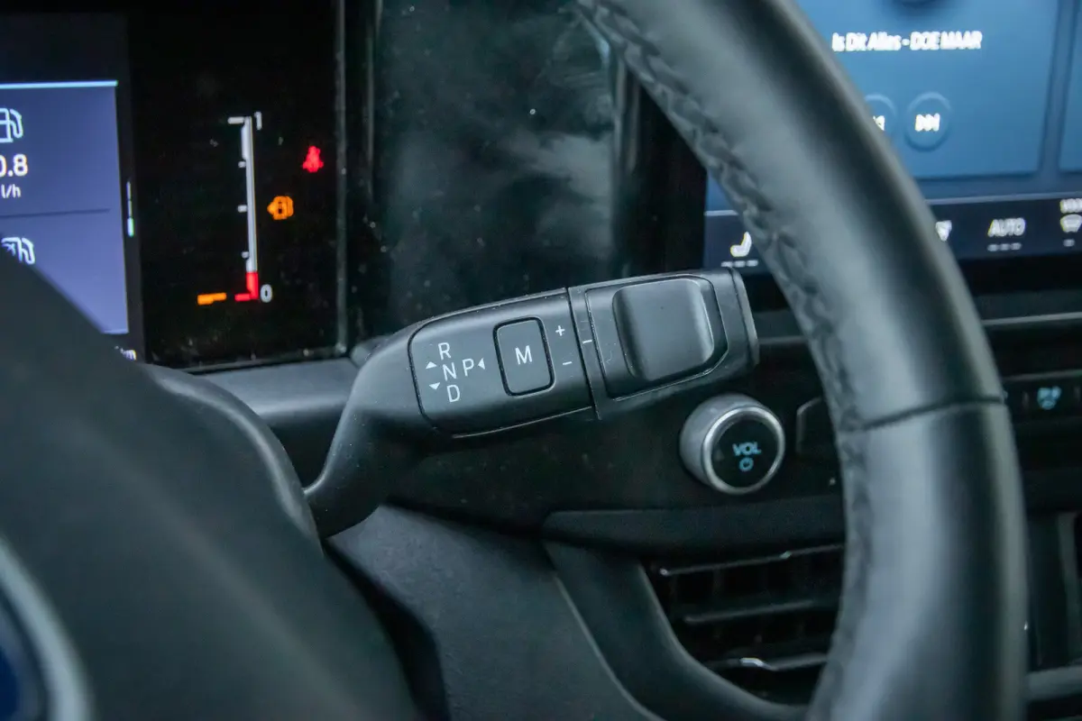 320 2.0 TDCI L2H1 Limited Dealer onderhouden | Achteruitrijcamera | Apple Carplay en Android auto | Treeplanken |