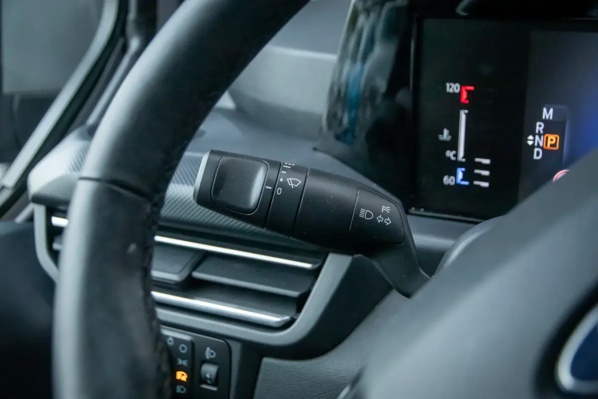 320 2.0 TDCI L2H1 Limited Dealer onderhouden | Achteruitrijcamera | Apple Carplay en Android auto | Treeplanken |