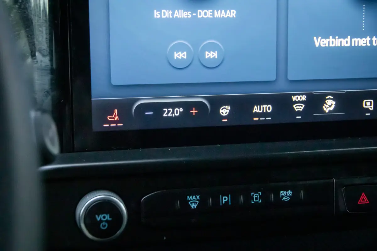 320 2.0 TDCI L2H1 Limited Dealer onderhouden | Achteruitrijcamera | Apple Carplay en Android auto | Treeplanken |