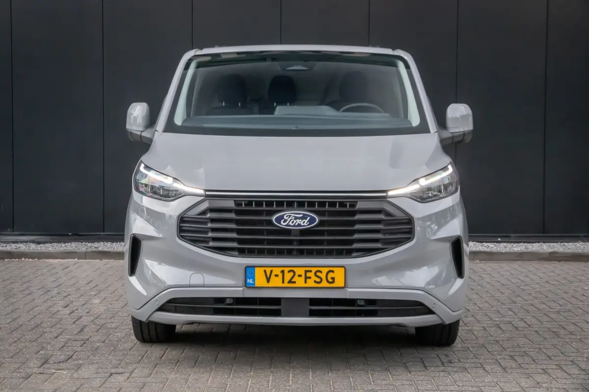 320 2.0 TDCI L2H1 Limited Dealer onderhouden | Achteruitrijcamera | Apple Carplay en Android auto | Treeplanken |