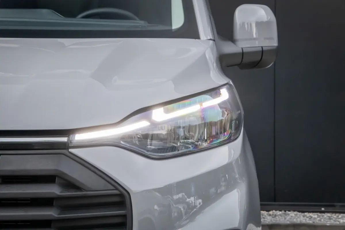320 2.0 TDCI L2H1 Limited Dealer onderhouden | Achteruitrijcamera | Apple Carplay en Android auto | Treeplanken |