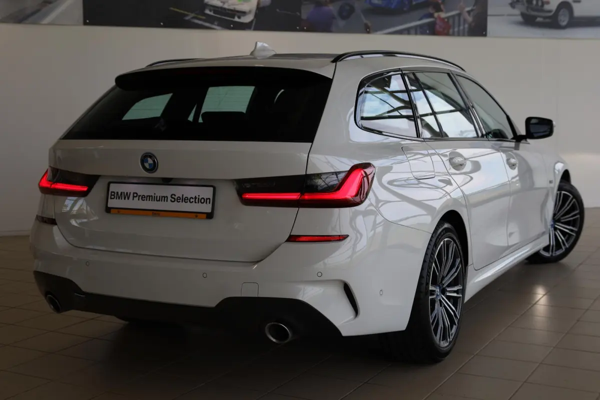 330e M Sport | Driving Assistant | Adaptieve Cruise Control | Laserlight | Elektrisch verstelbare stoelen | Panoramadak