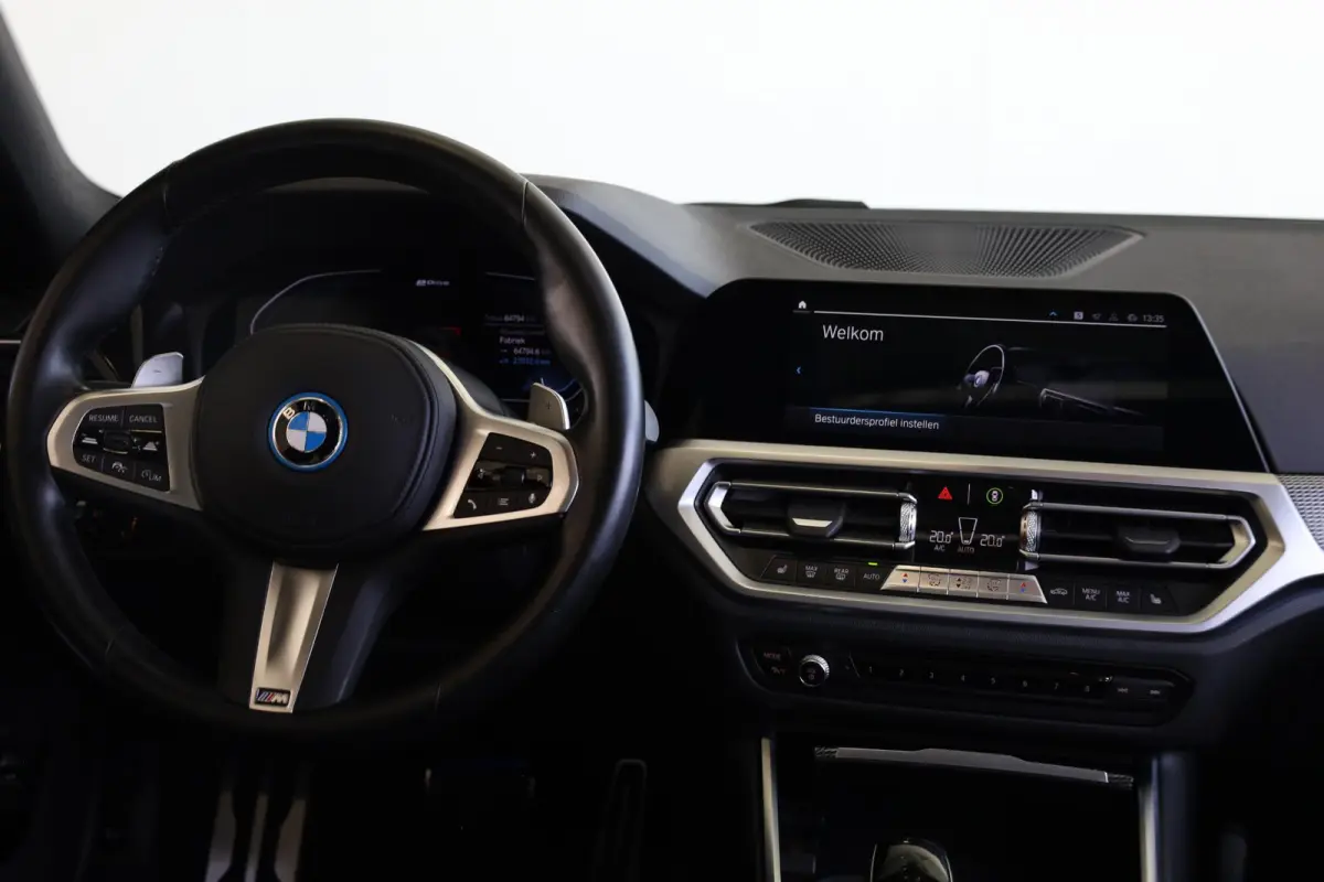 330e M Sport | Driving Assistant | Adaptieve Cruise Control | Laserlight | Elektrisch verstelbare stoelen | Panoramadak