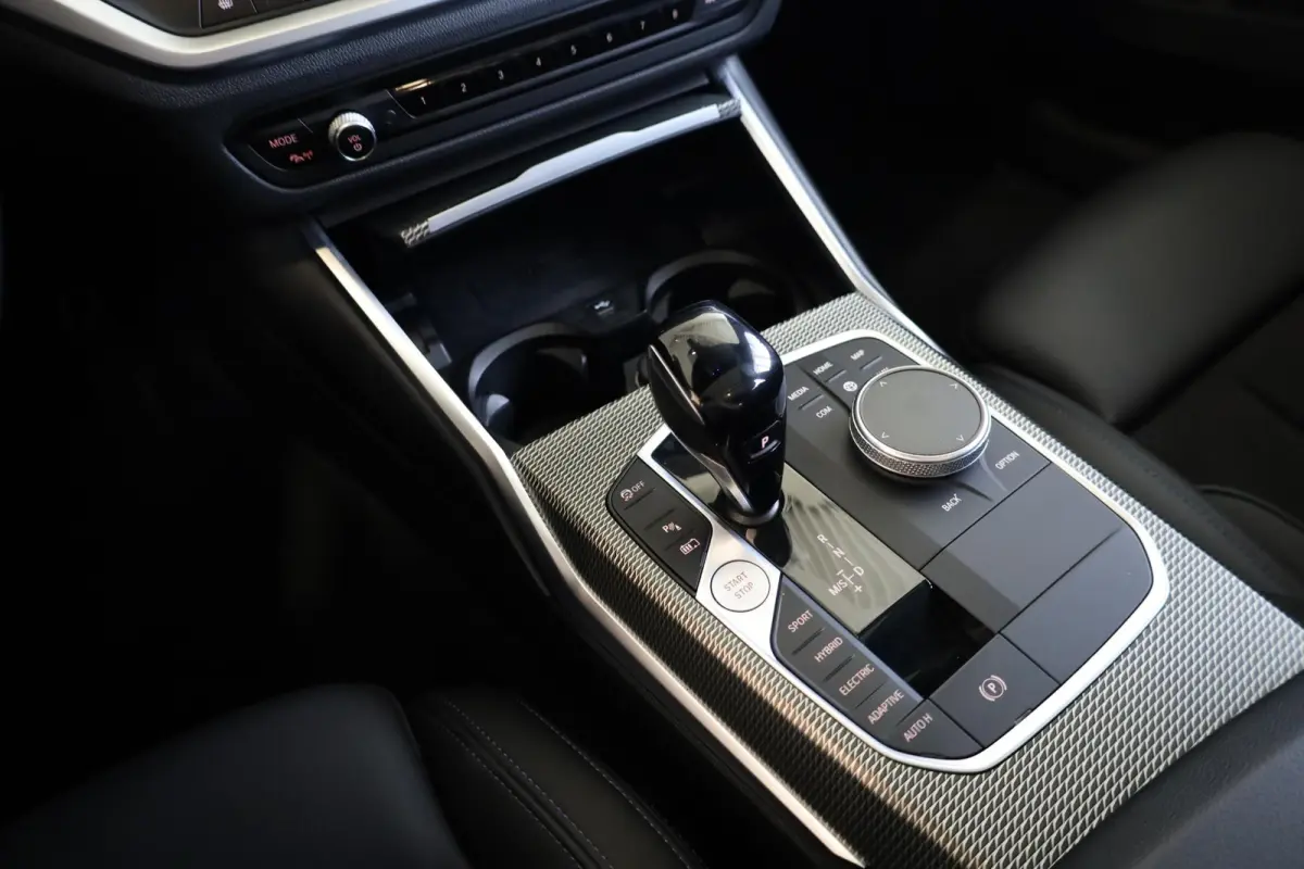 330e M Sport | Driving Assistant | Adaptieve Cruise Control | Laserlight | Elektrisch verstelbare stoelen | Panoramadak