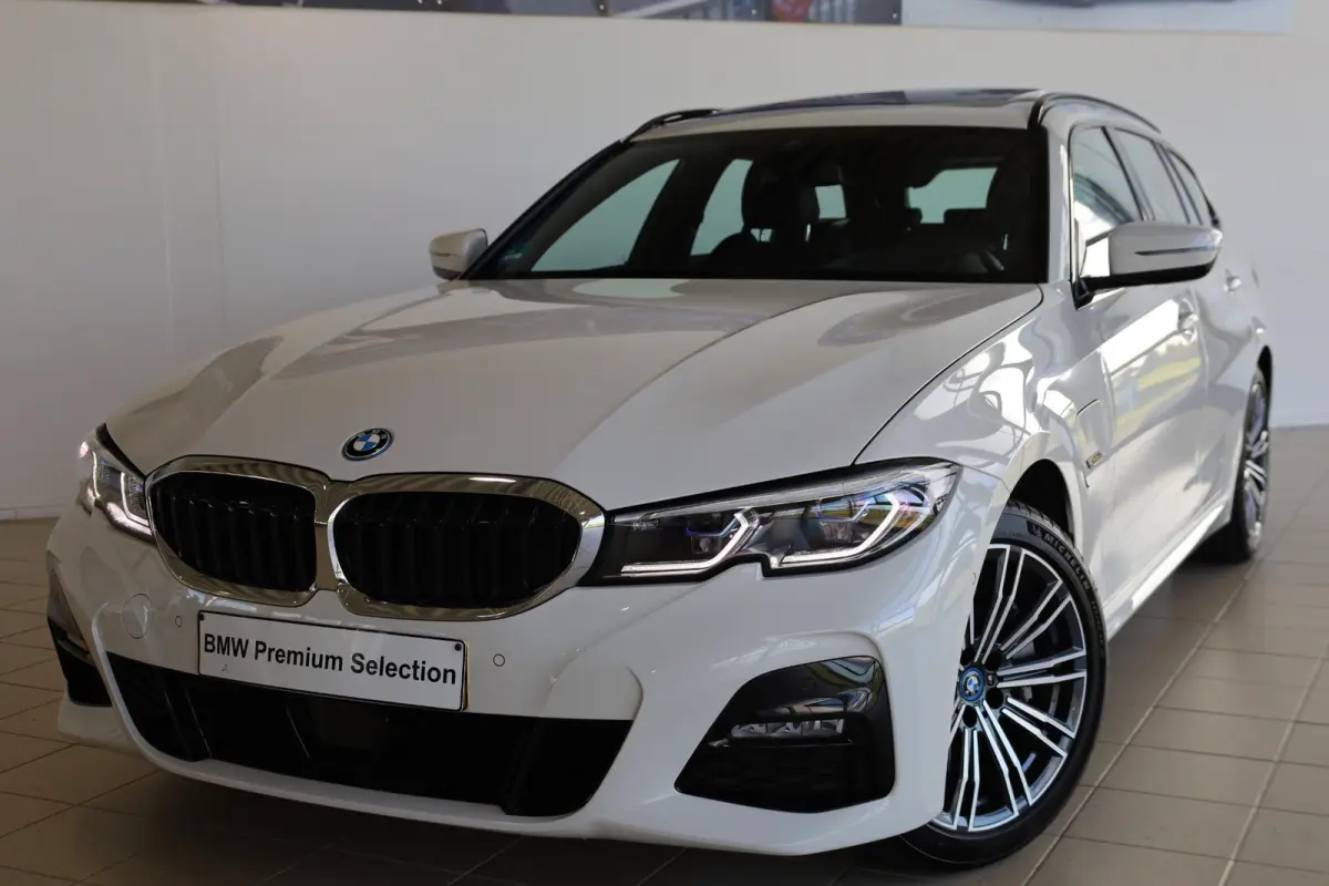 330e M Sport | Driving Assistant | Adaptieve Cruise Control | Laserlight | Elektrisch verstelbare stoelen | Panoramadak