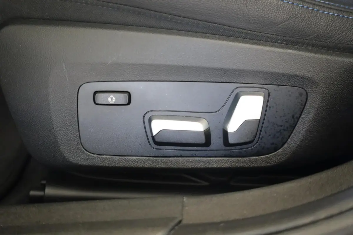 330e M Sport | Driving Assistant | Adaptieve Cruise Control | Laserlight | Elektrisch verstelbare stoelen | Panoramadak