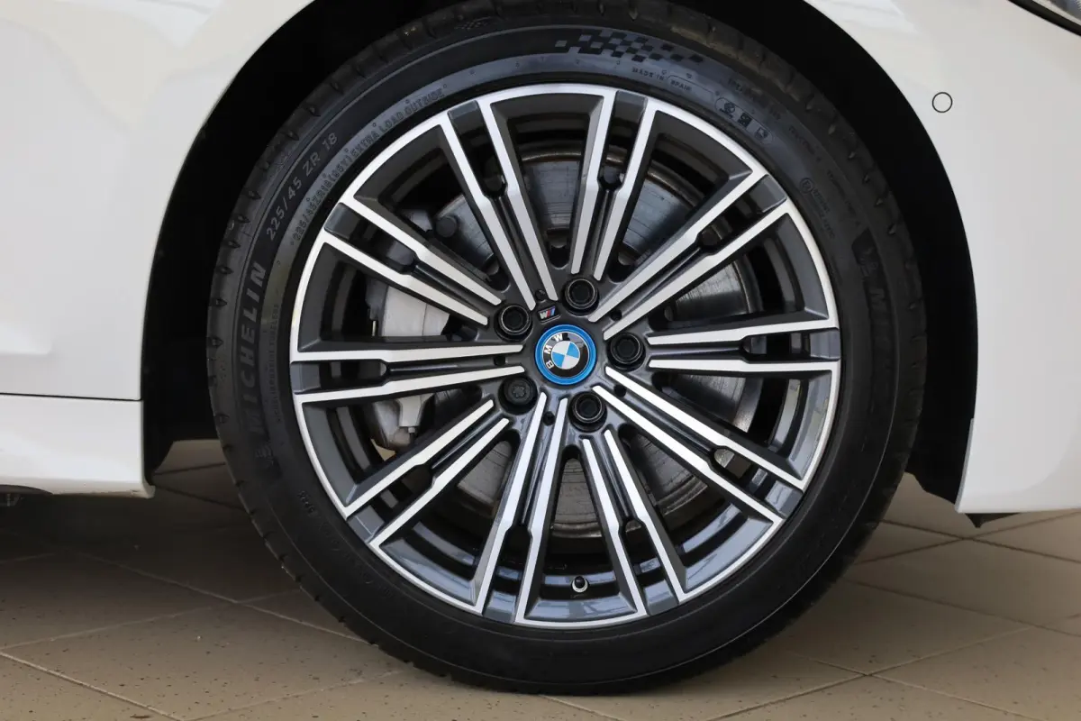 330e M Sport | Driving Assistant | Adaptieve Cruise Control | Laserlight | Elektrisch verstelbare stoelen | Panoramadak