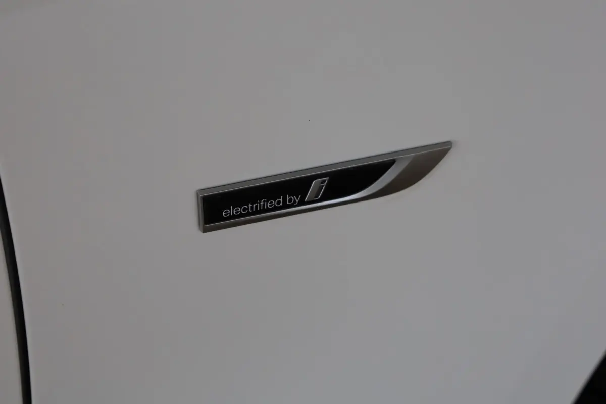330e M Sport | Driving Assistant | Adaptieve Cruise Control | Laserlight | Elektrisch verstelbare stoelen | Panoramadak