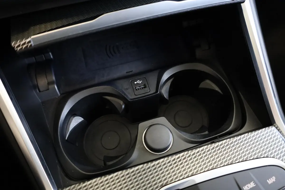 330e M Sport | Driving Assistant | Adaptieve Cruise Control | Laserlight | Elektrisch verstelbare stoelen | Panoramadak