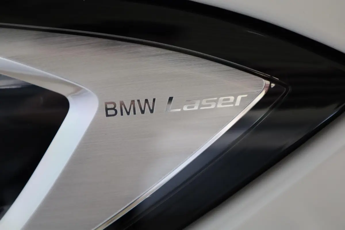330e M Sport | Driving Assistant | Adaptieve Cruise Control | Laserlight | Elektrisch verstelbare stoelen | Panoramadak