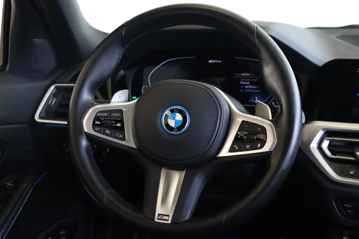 330e M Sport | Driving Assistant | Adaptieve Cruise Control | Laserlight | Elektrisch verstelbare stoelen | Panoramadak