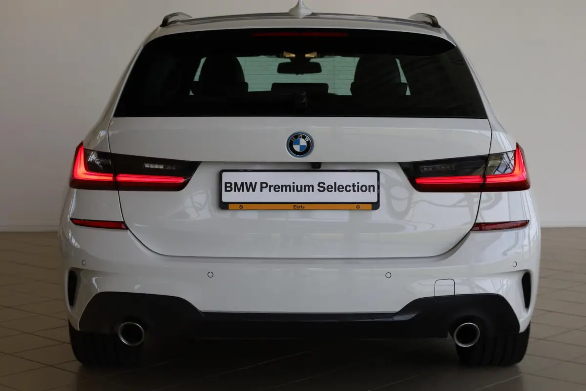 330e M Sport | Driving Assistant | Adaptieve Cruise Control | Laserlight | Elektrisch verstelbare stoelen | Panoramadak