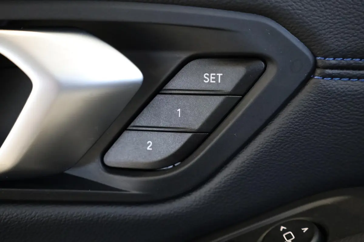 330e M Sport | Driving Assistant | Adaptieve Cruise Control | Laserlight | Elektrisch verstelbare stoelen | Panoramadak