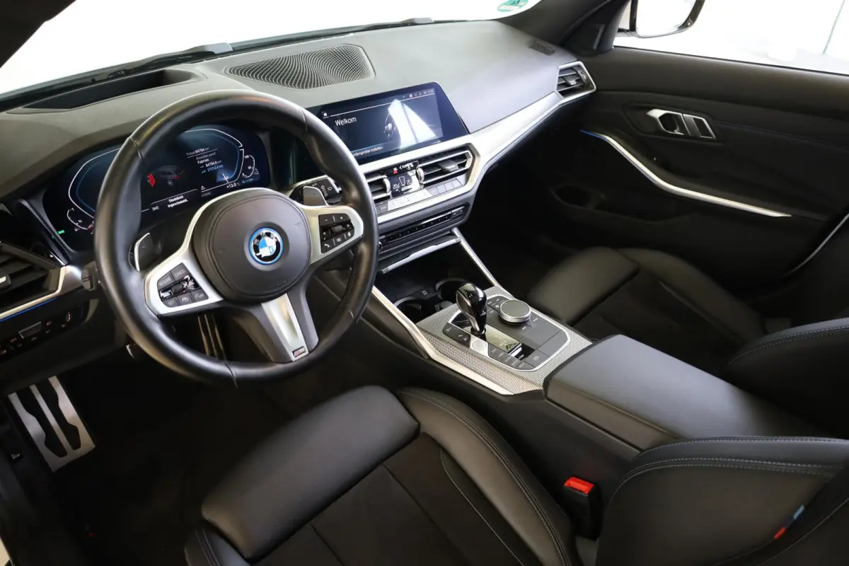 330e M Sport | Driving Assistant | Adaptieve Cruise Control | Laserlight | Elektrisch verstelbare stoelen | Panoramadak