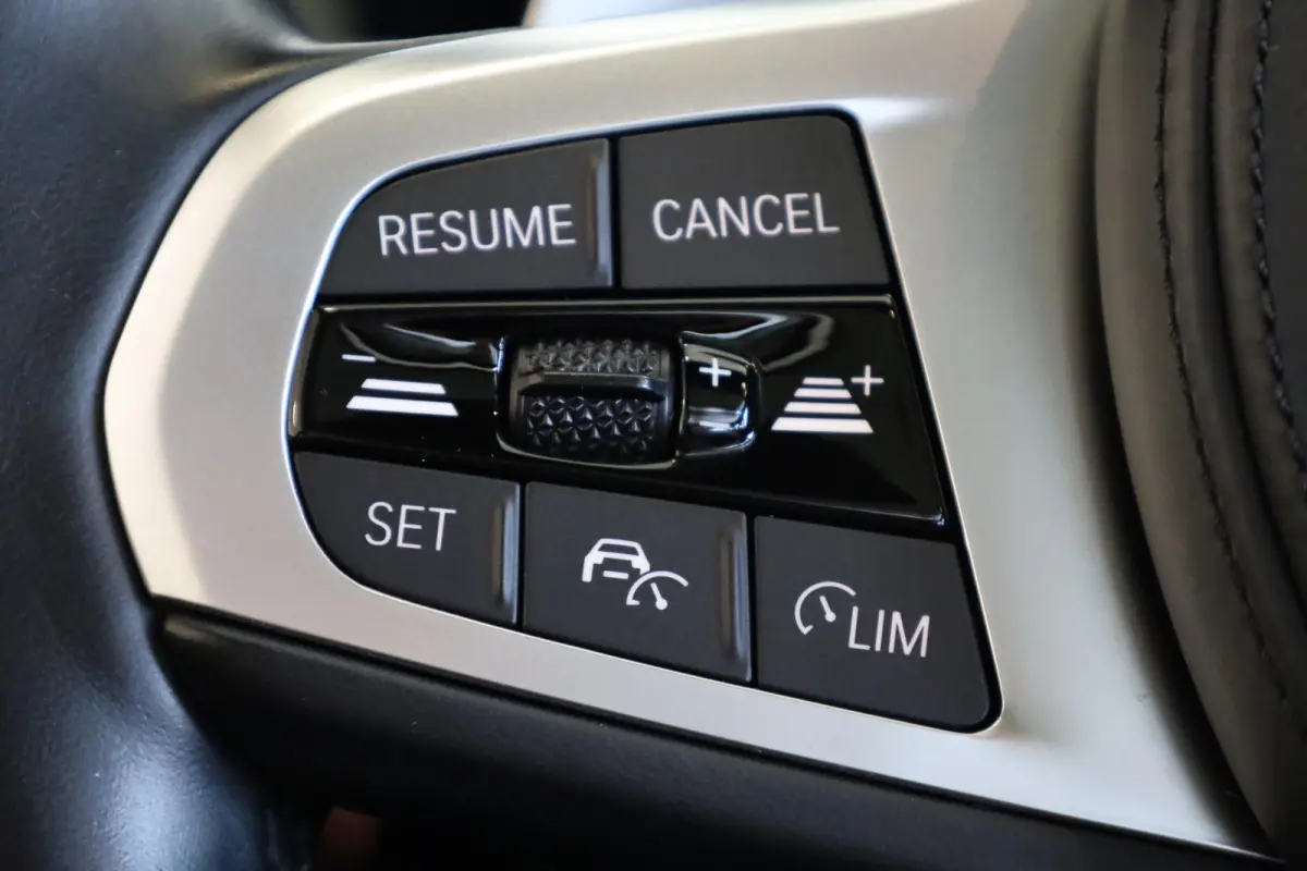 330e M Sport | Driving Assistant | Adaptieve Cruise Control | Laserlight | Elektrisch verstelbare stoelen | Panoramadak