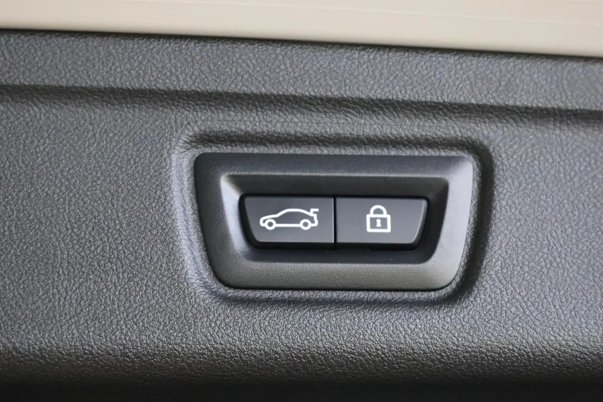 330e M Sport | Driving Assistant | Adaptieve Cruise Control | Laserlight | Elektrisch verstelbare stoelen | Panoramadak