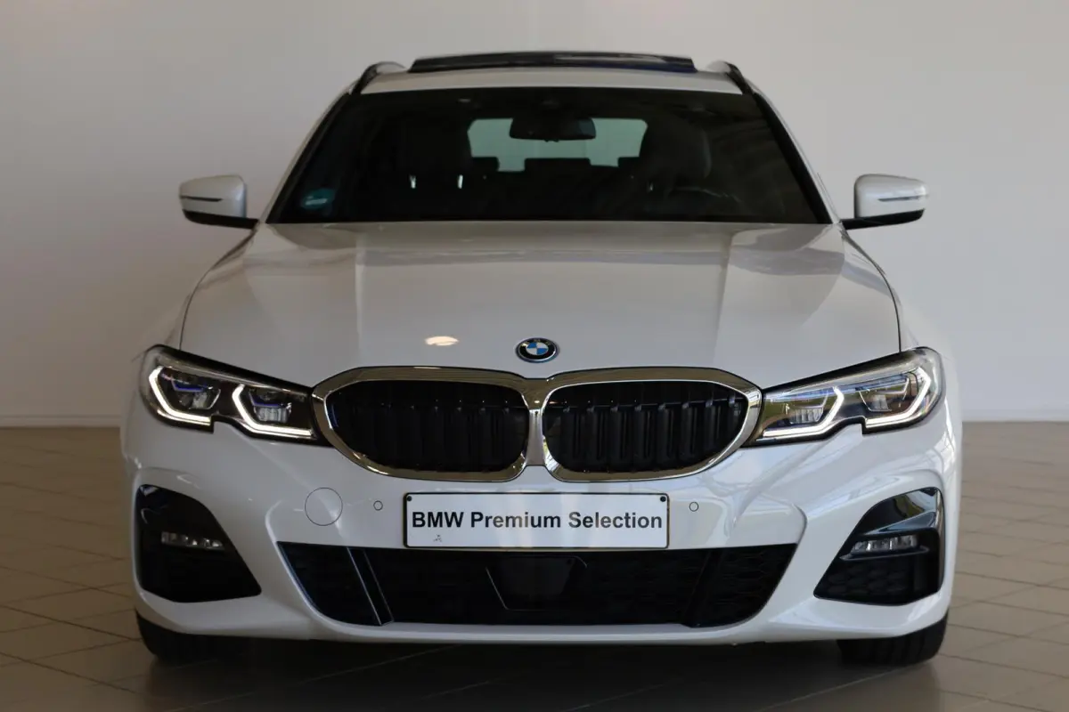 330e M Sport | Driving Assistant | Adaptieve Cruise Control | Laserlight | Elektrisch verstelbare stoelen | Panoramadak