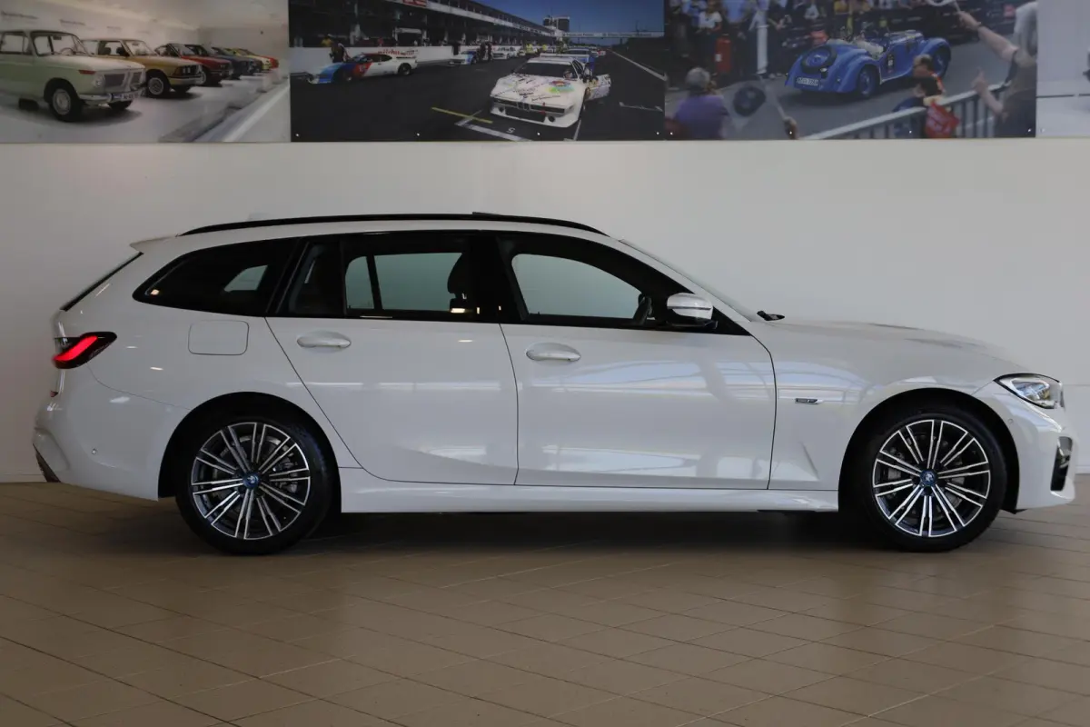330e M Sport | Driving Assistant | Adaptieve Cruise Control | Laserlight | Elektrisch verstelbare stoelen | Panoramadak