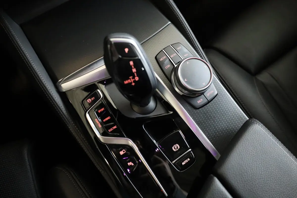 530e M Sportpakket | Elektrische Trekhaak | Stoelventilatie | Driving Assistant Professional | Laserlight
