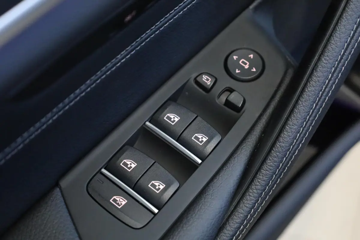 530e M Sportpakket | Elektrische Trekhaak | Stoelventilatie | Driving Assistant Professional | Laserlight