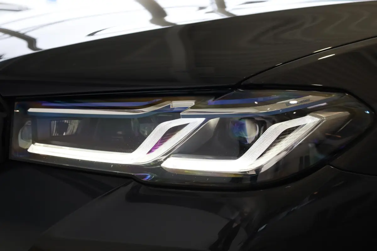 530e M Sportpakket | Elektrische Trekhaak | Stoelventilatie | Driving Assistant Professional | Laserlight