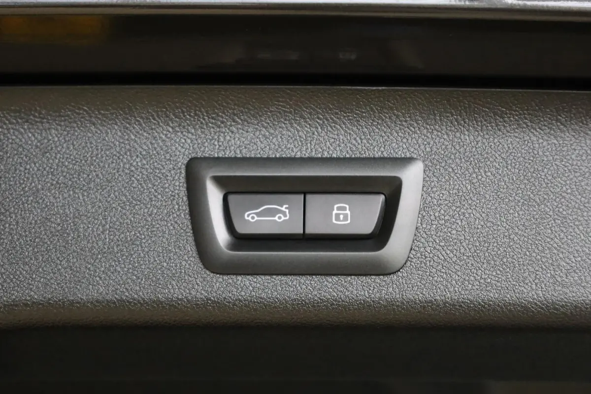 530e M Sportpakket | Elektrische Trekhaak | Stoelventilatie | Driving Assistant Professional | Laserlight