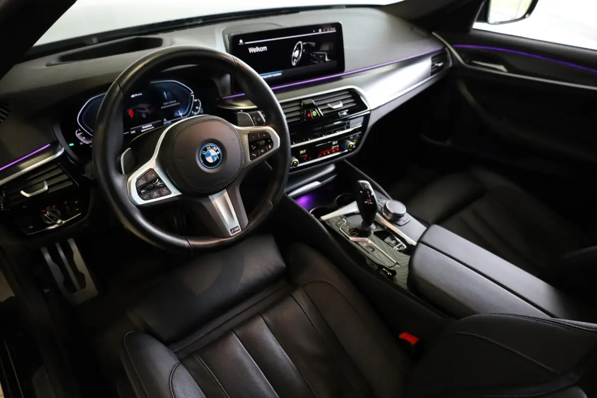 530e M Sportpakket | Elektrische Trekhaak | Stoelventilatie | Driving Assistant Professional | Laserlight