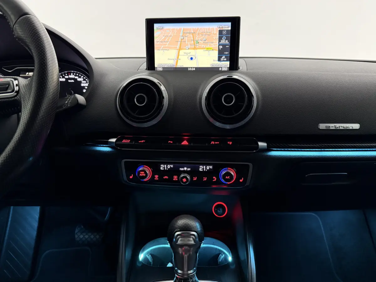 1.4 e-tron PHEV S-line | Sterrenhemel | Sfeer | Clima | Cruise | Navi | Trekhaak | LED | Parkeersens.