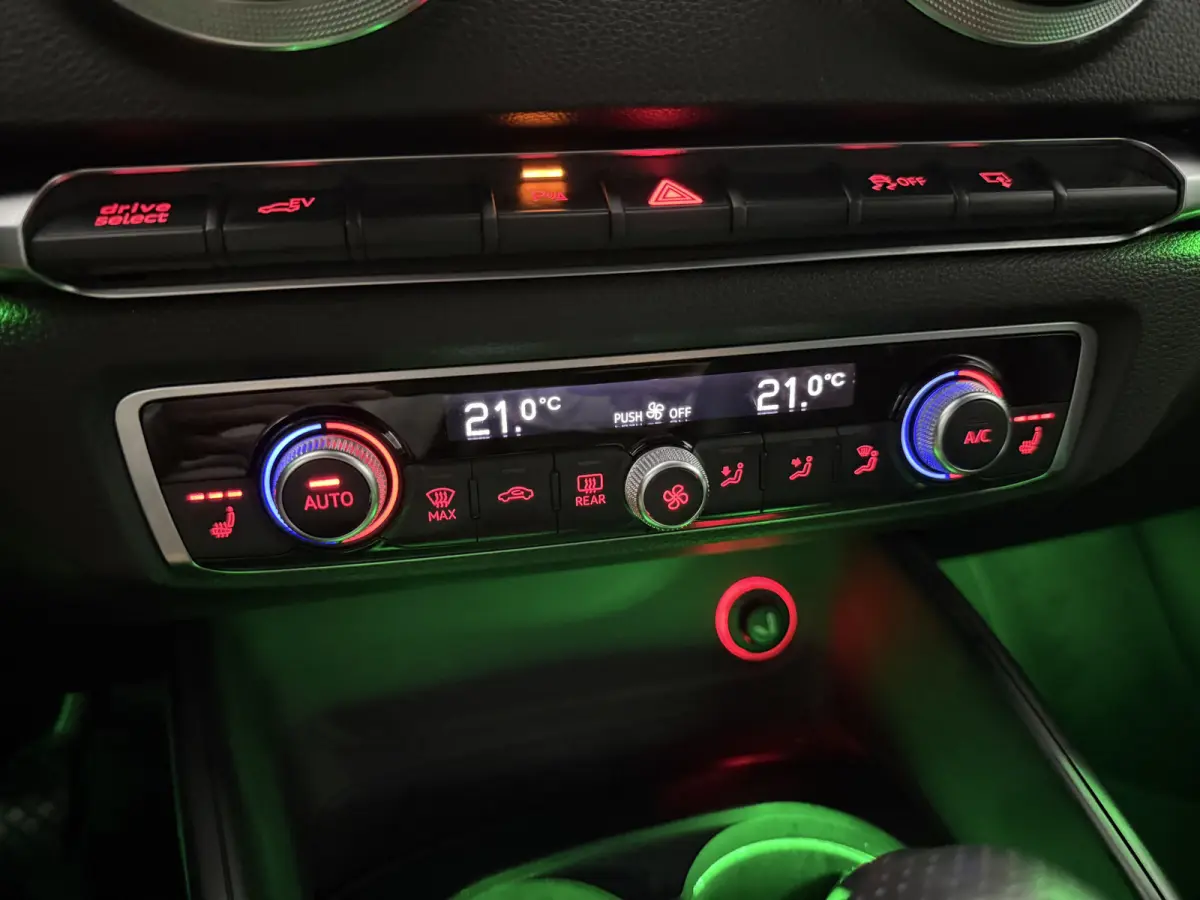 1.4 e-tron PHEV S-line | Sterrenhemel | Sfeer | Clima | Cruise | Navi | Trekhaak | LED | Parkeersens.
