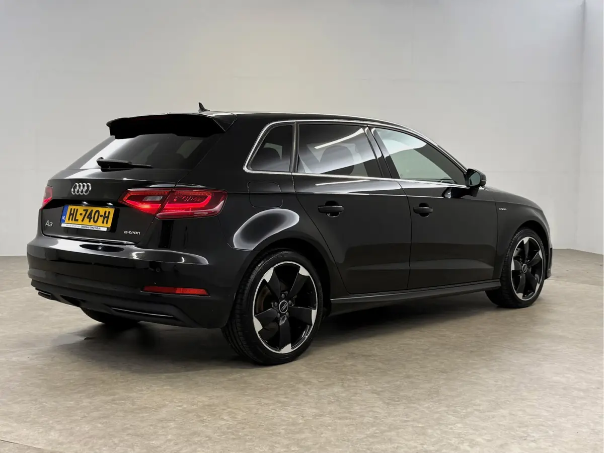 1.4 e-tron PHEV S-line | Sterrenhemel | Sfeer | Clima | Cruise | Navi | Trekhaak | LED | Parkeersens.