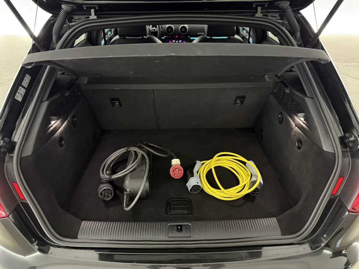 1.4 e-tron PHEV S-line | Sterrenhemel | Sfeer | Clima | Cruise | Navi | Trekhaak | LED | Parkeersens.