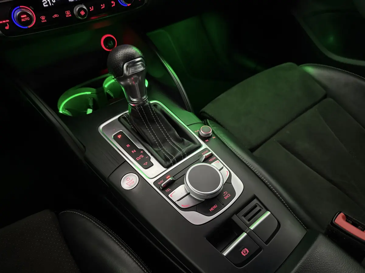 1.4 e-tron PHEV S-line | Sterrenhemel | Sfeer | Clima | Cruise | Navi | Trekhaak | LED | Parkeersens.