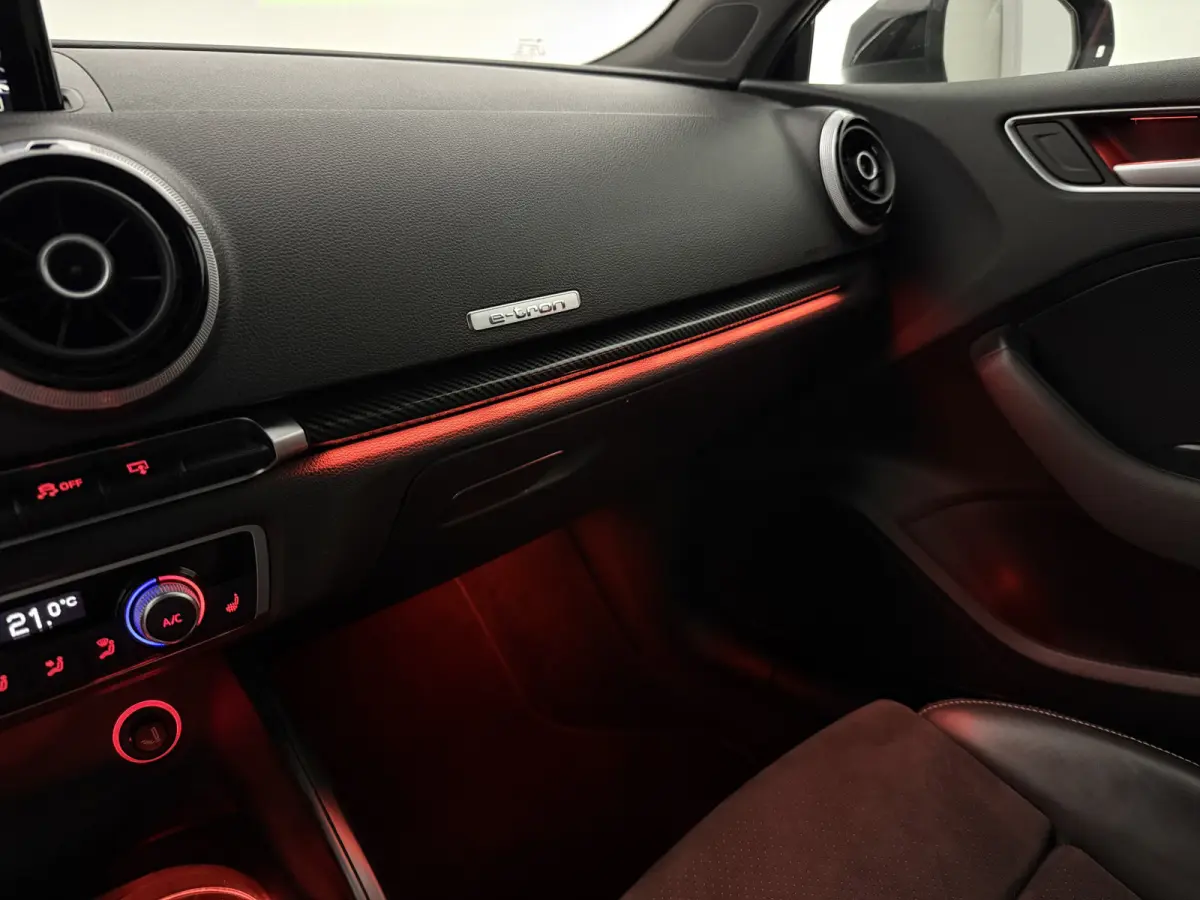 1.4 e-tron PHEV S-line | Sterrenhemel | Sfeer | Clima | Cruise | Navi | Trekhaak | LED | Parkeersens.