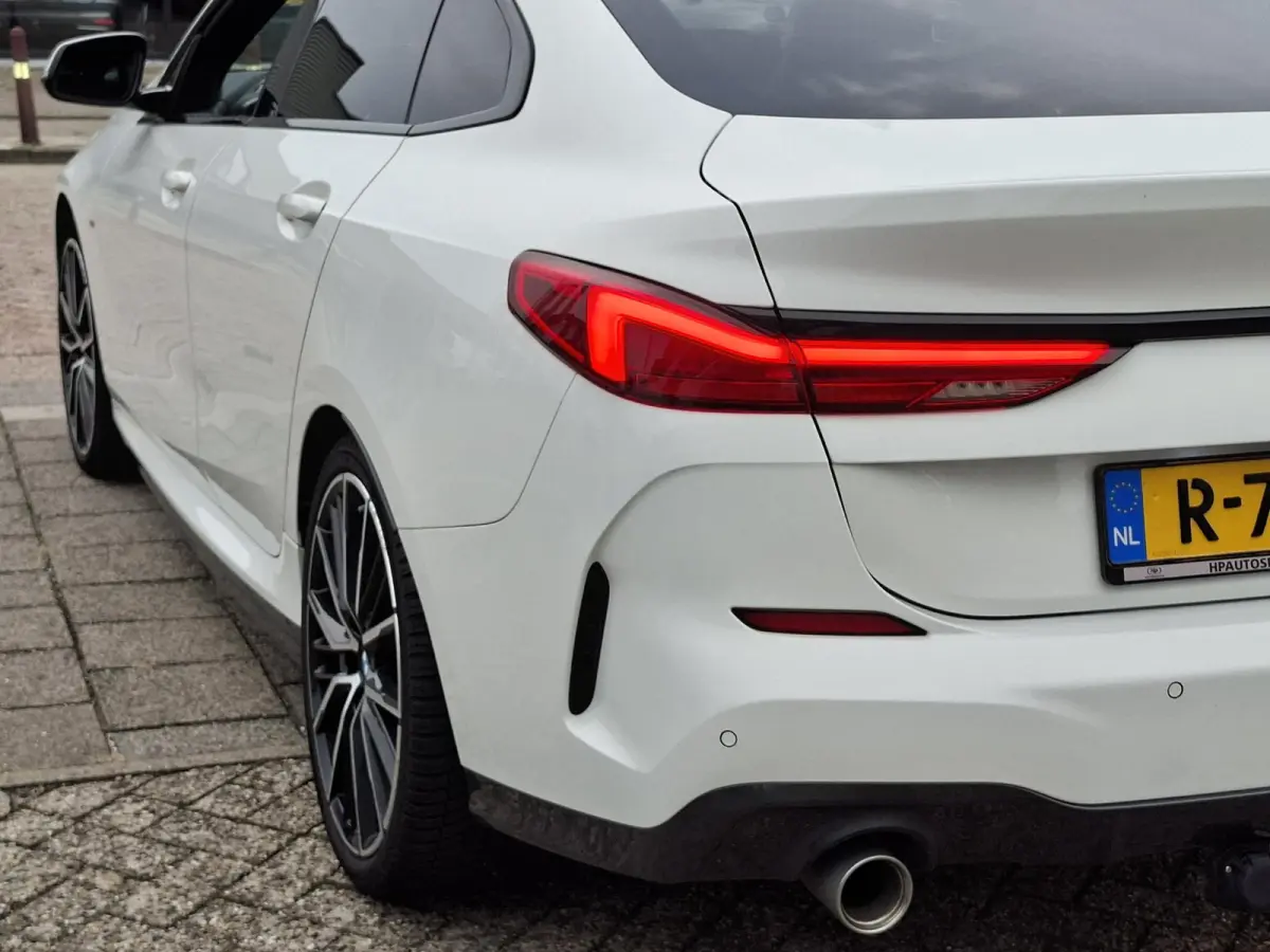 218i High Exe M-SPORTPAKKET Navigatie/Trekhaak/Carplay/19inch LM/Privacy Glass/Full LED/PDC v+a/Onderhoudshistorie