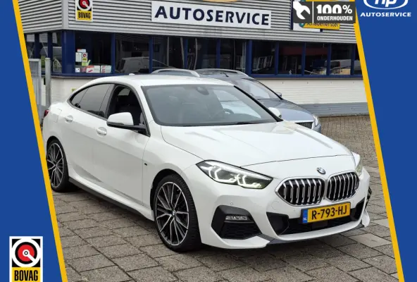 218i High Exe M-SPORTPAKKET Navigatie/Trekhaak/Carplay/19inch LM/Privacy Glass/Full LED/PDC v+a/Onderhoudshistorie
