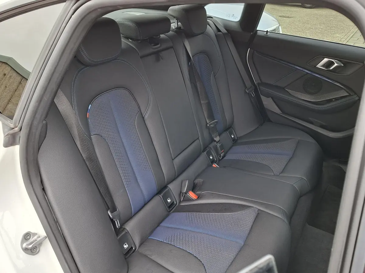 218i High Exe M-SPORTPAKKET Navigatie/Trekhaak/Carplay/19inch LM/Privacy Glass/Full LED/PDC v+a/Onderhoudshistorie