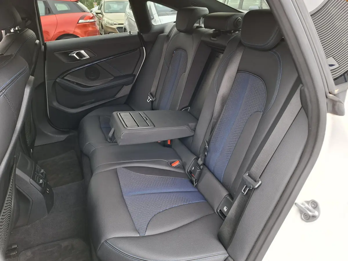 218i High Exe M-SPORTPAKKET Navigatie/Trekhaak/Carplay/19inch LM/Privacy Glass/Full LED/PDC v+a/Onderhoudshistorie
