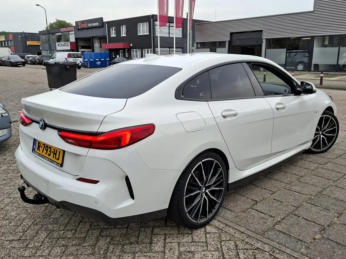 218i High Exe M-SPORTPAKKET Navigatie/Trekhaak/Carplay/19inch LM/Privacy Glass/Full LED/PDC v+a/Onderhoudshistorie
